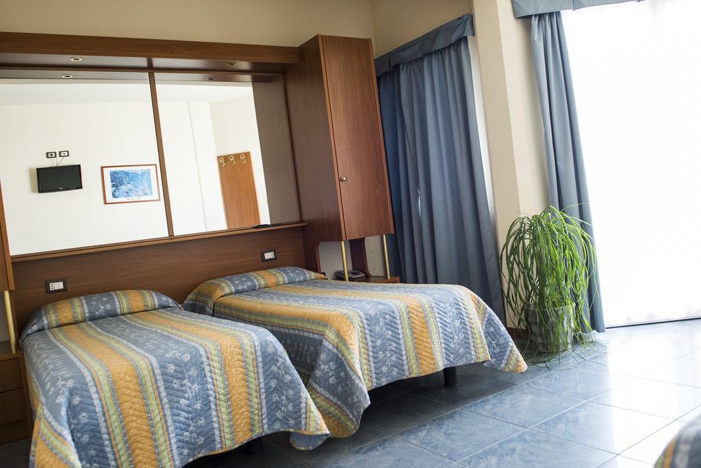 Hotel Gabbiano Porto San Giorgio Exterior photo