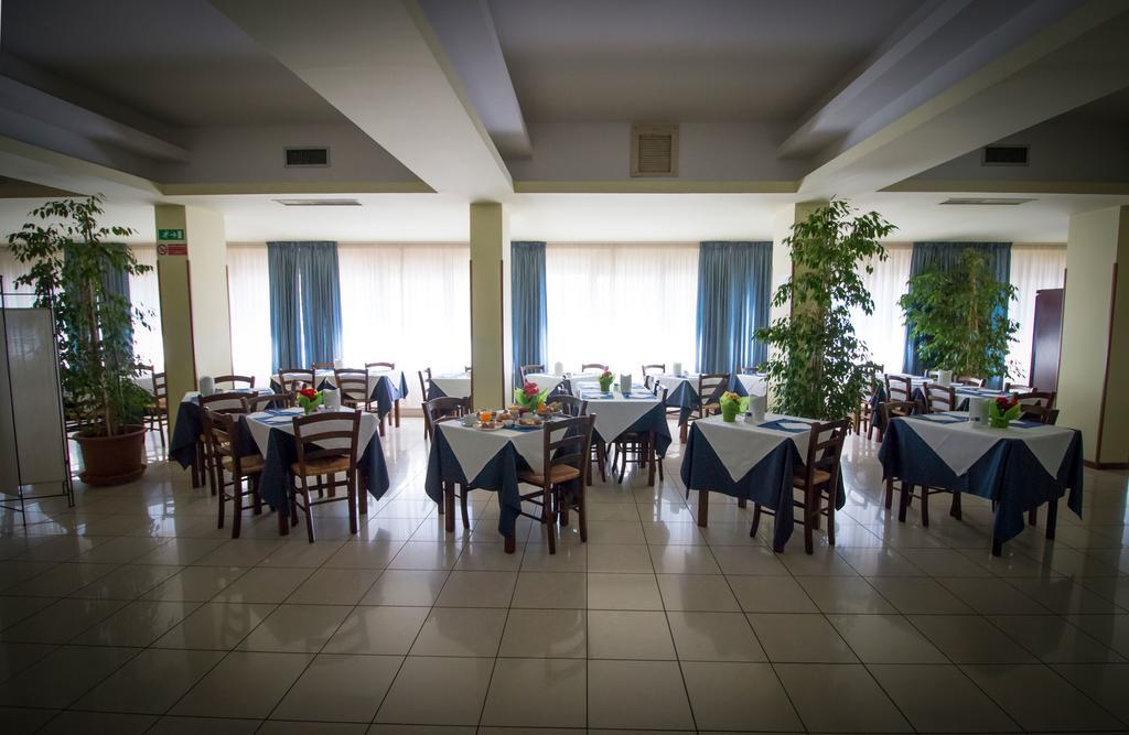 Hotel Gabbiano Porto San Giorgio Exterior photo