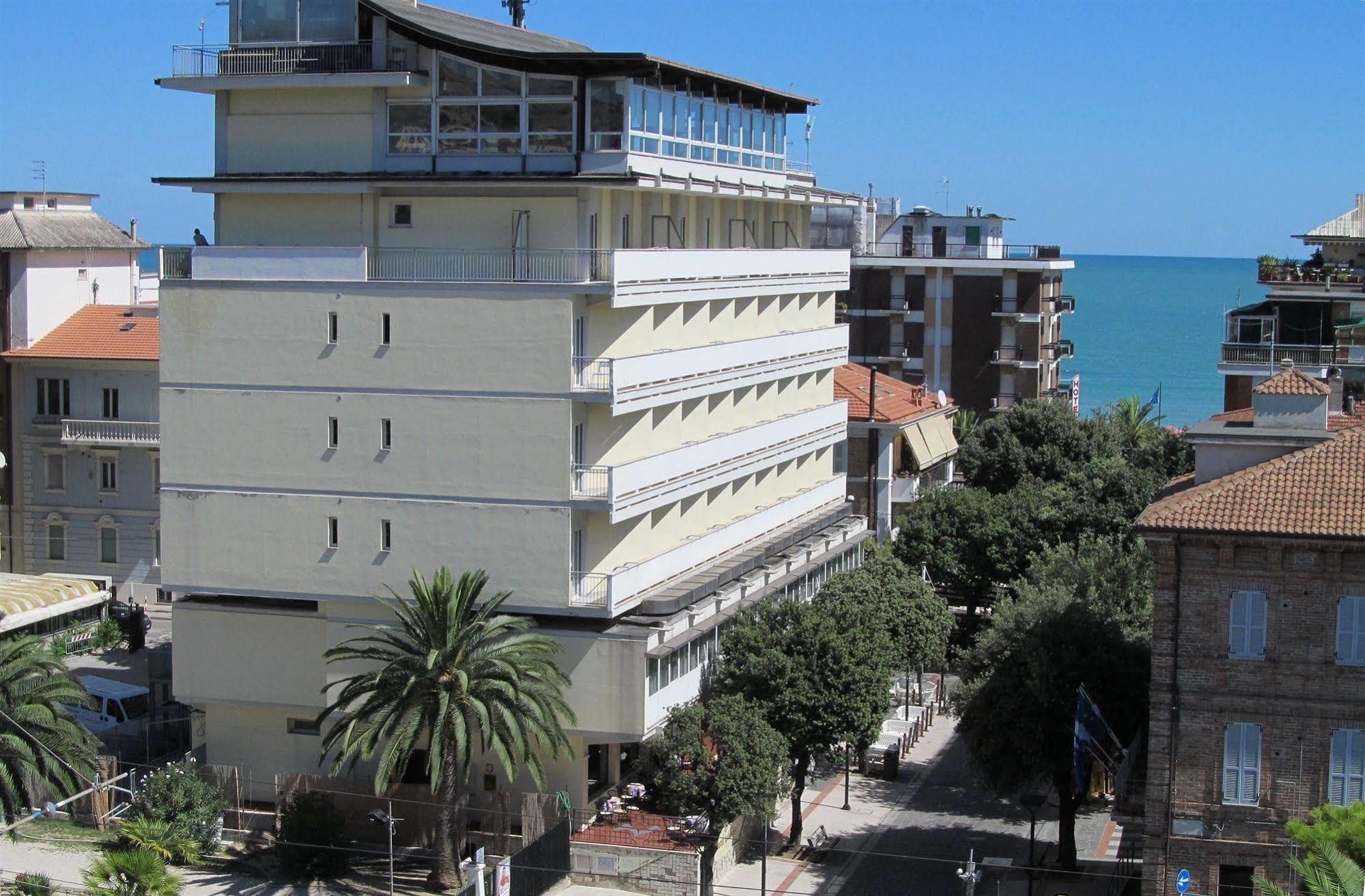 Hotel Gabbiano Porto San Giorgio Exterior photo